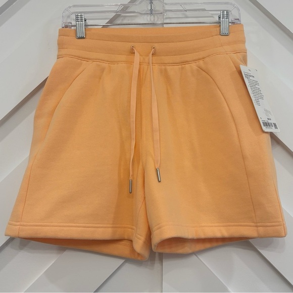 NWT Lululemon Scuba High Rise Shorts 5" Size 6 In Peach Bellini - Picture 1 of 8
